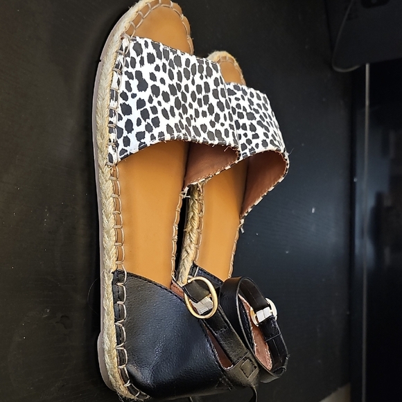 Old Navy Black and White Sandals with Animal Print - Picture 2 of 4